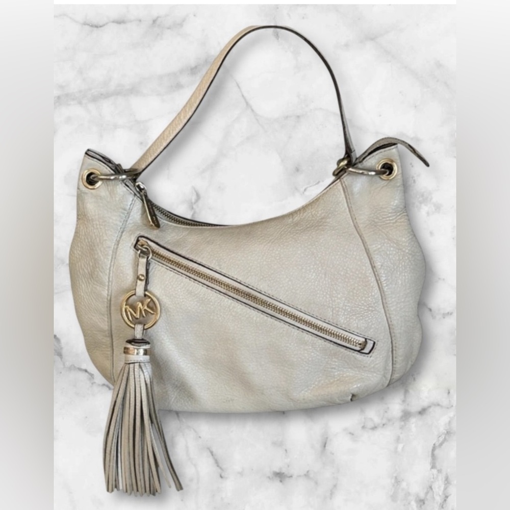 Michaels Kors Cream Pebbled Leather Hobo Slouch Satchel Tassel Purse Bag